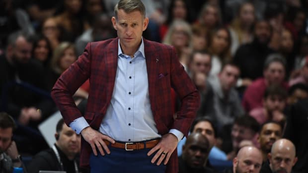 Alabama Crimson Tide head coach Nate Oats looks on from the sideline during the second half against the Florida Gators at Bridgestone Arena.